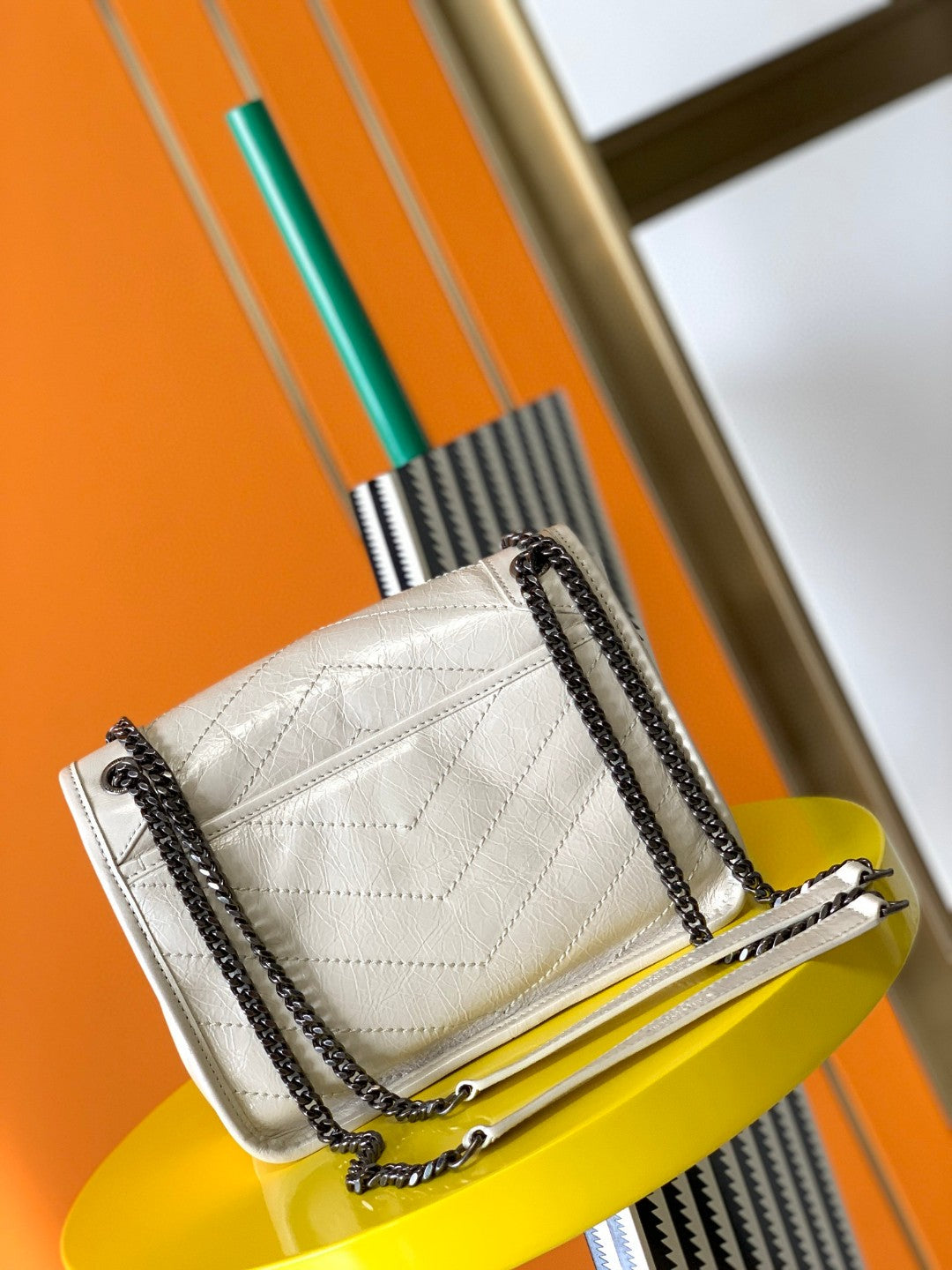 Saint Laurent Niki Medium Shoulder Bag in Vintage Crinkled Leather - Blanc