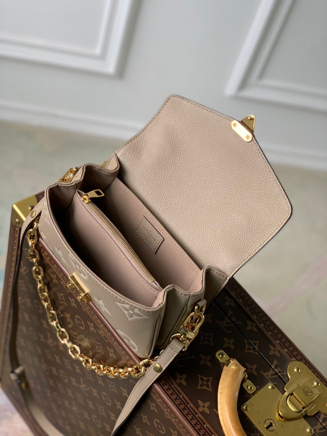 Louis Vuitton Pochette Métis East West - Monogram Empreinte Leather - Tourterelle/Crème