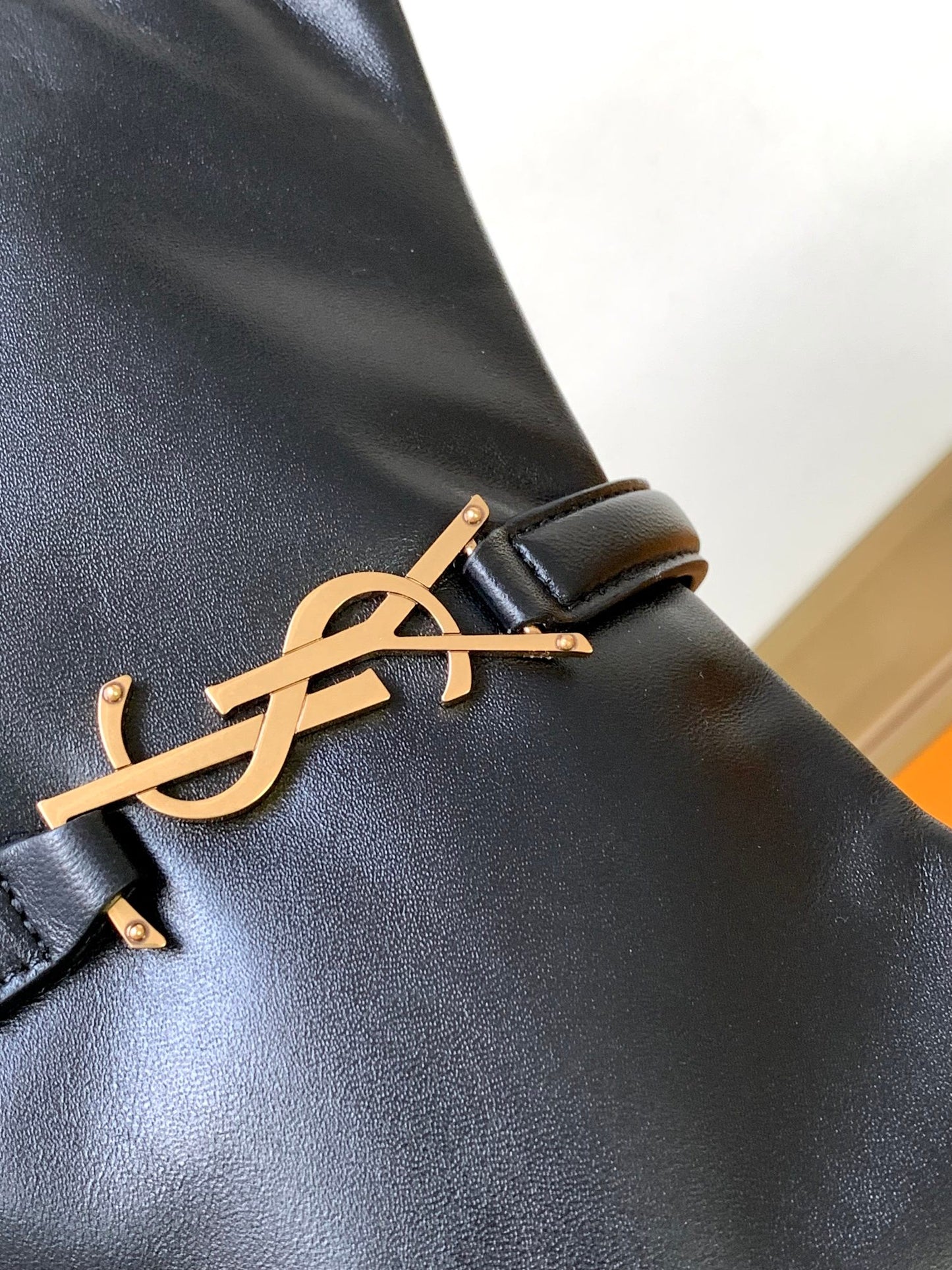 Saint Laurent Le 5 à 7 Hobo Bag in Smooth Leather - Black