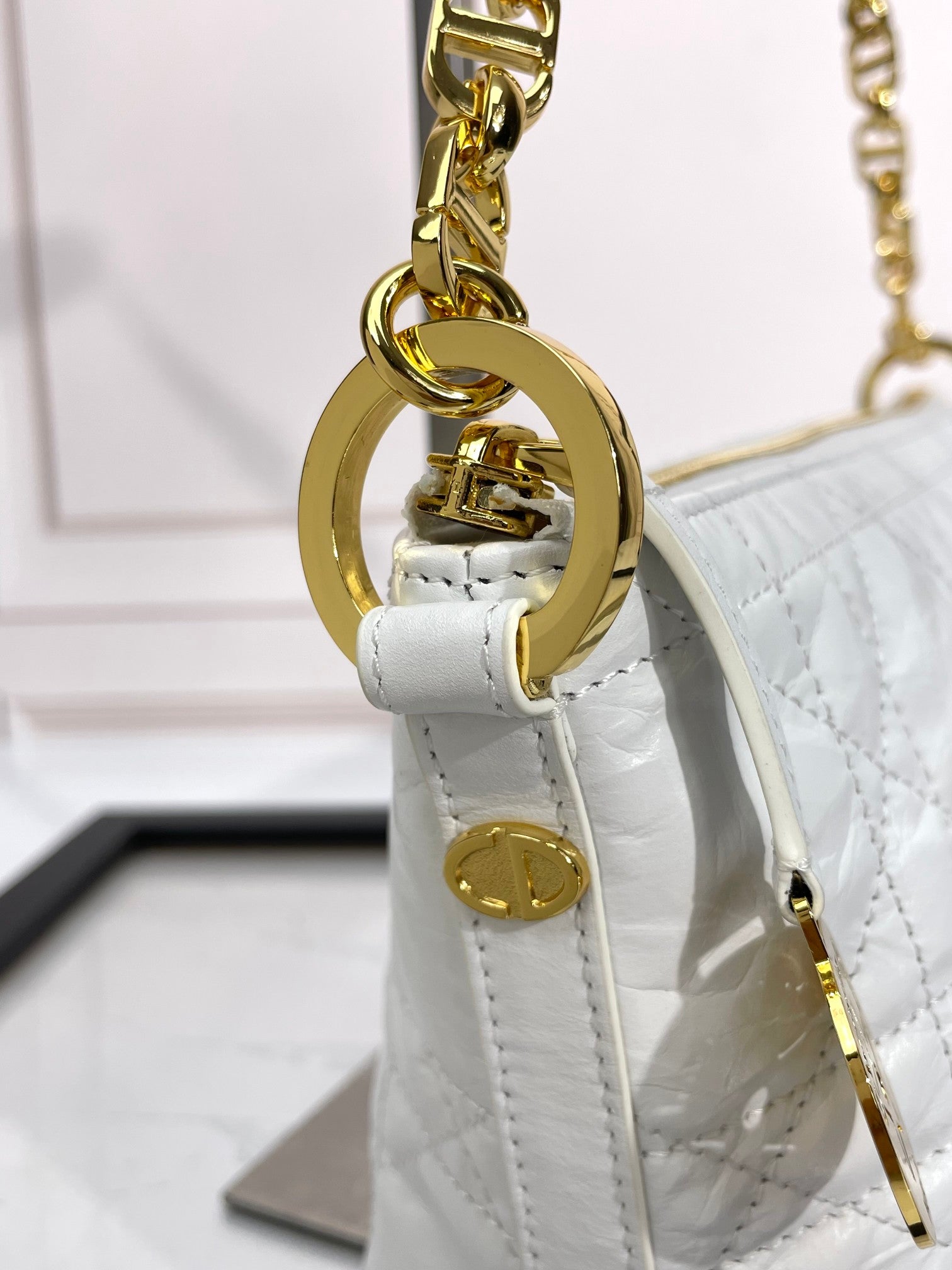 Elegant White Quilted Shoulder Bag with Gold-Tone Chain Strap - Chic Hobo Style