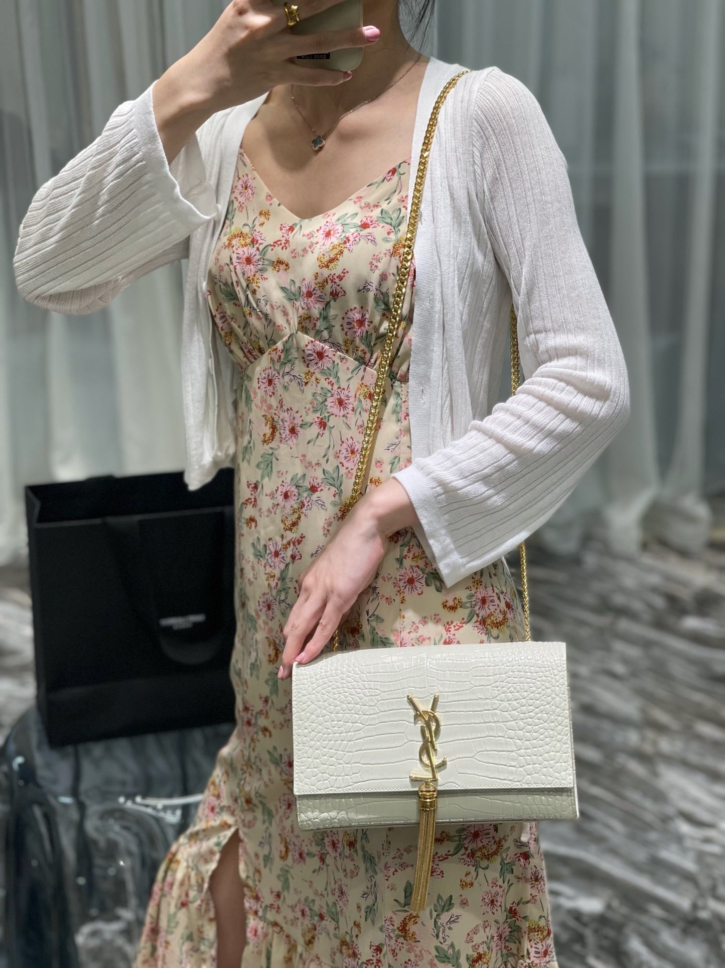 Luxury White Crocodile Embossed Crossbody Bag with Gold Tassel and Chain Strap