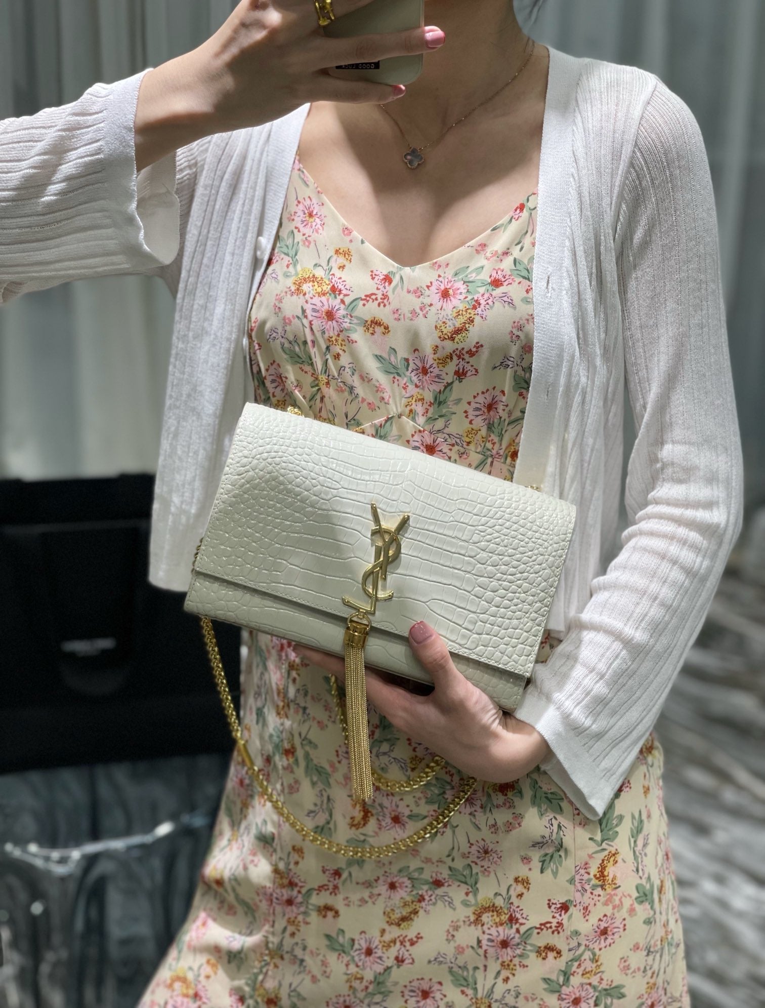 Luxury White Crocodile Embossed Crossbody Bag with Gold Tassel and Chain Strap