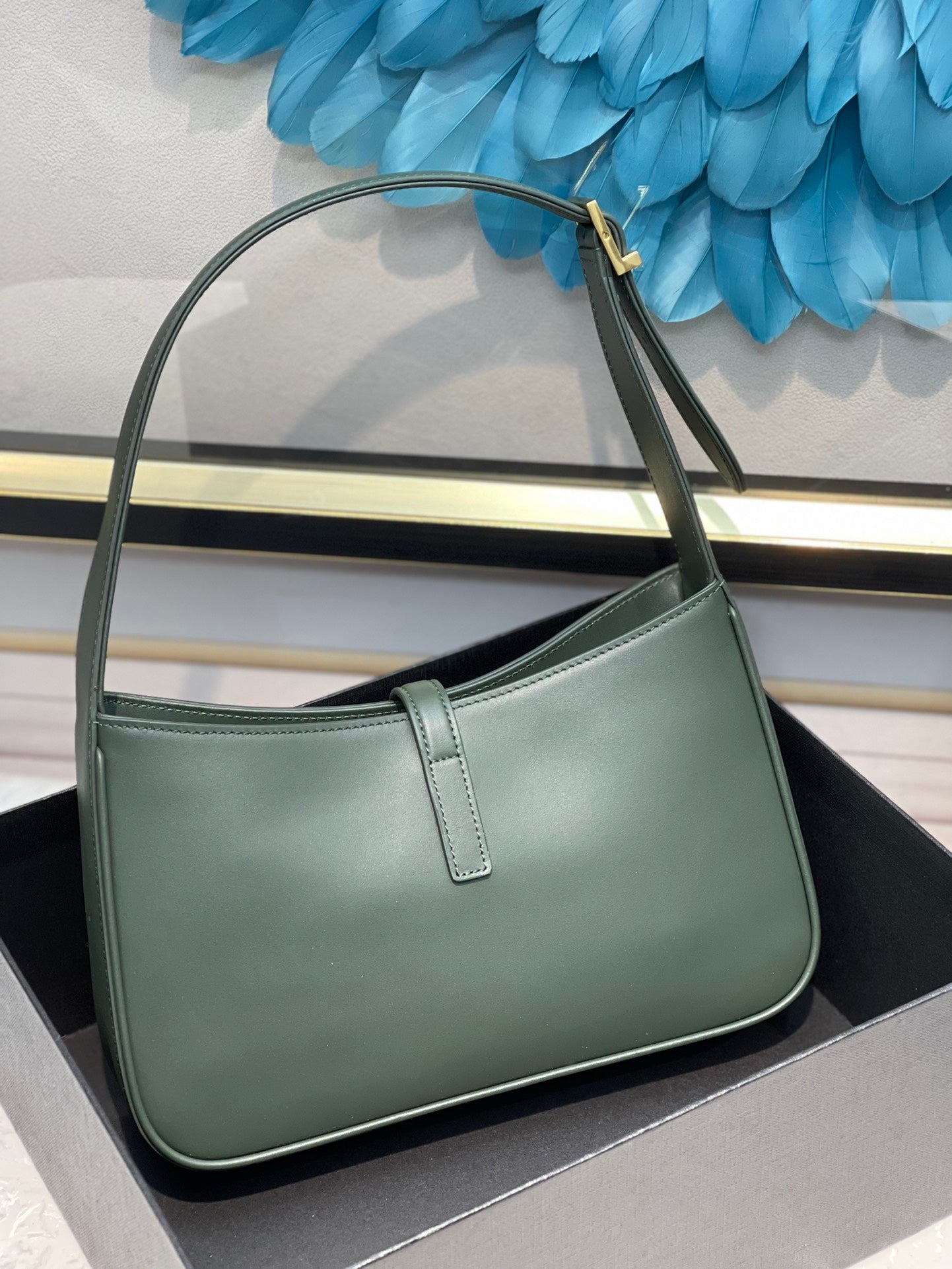 Saint Laurent Le 5 à 7 Hobo Bag in Smooth Leather - Forest Green