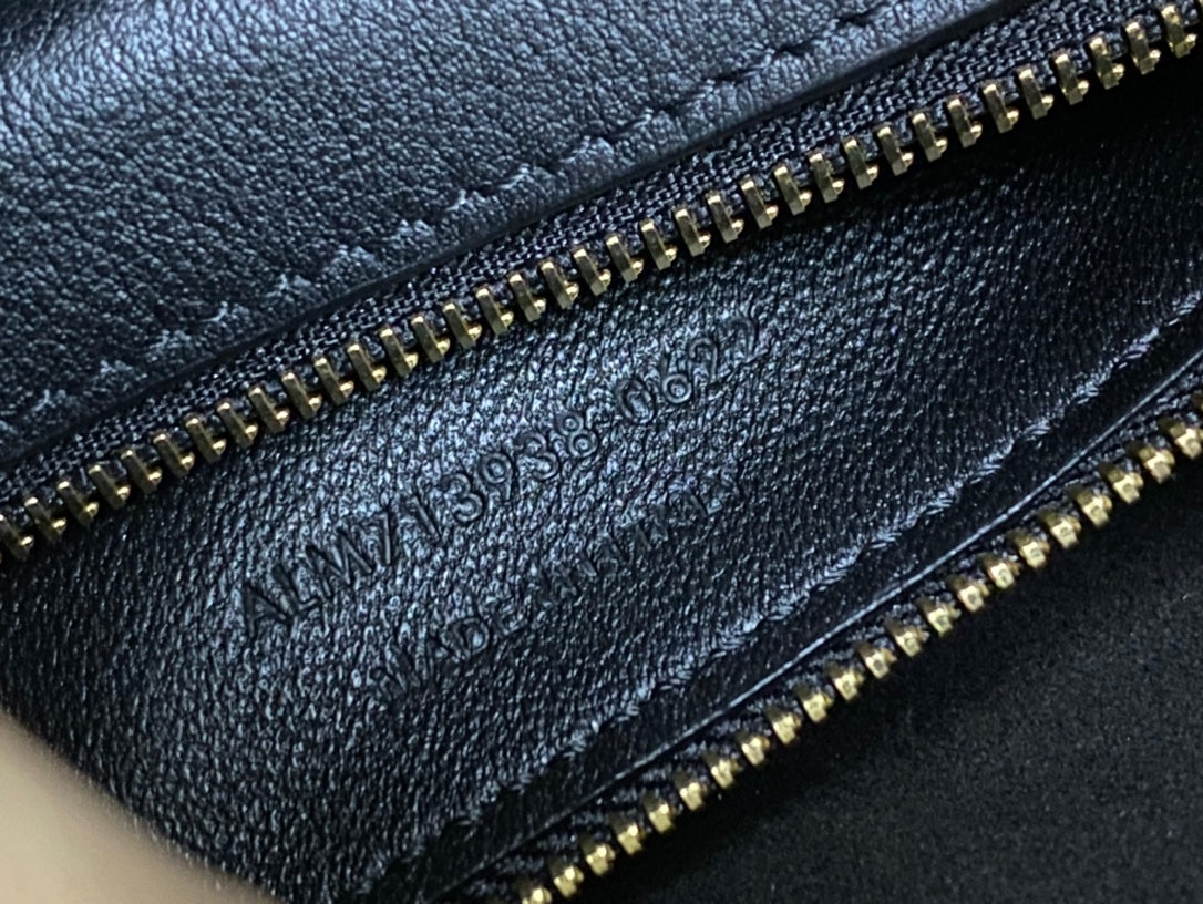 Saint Laurent Le 5 à 7 Soft Small Hobo Bag in Smooth Leather - Navy Blue