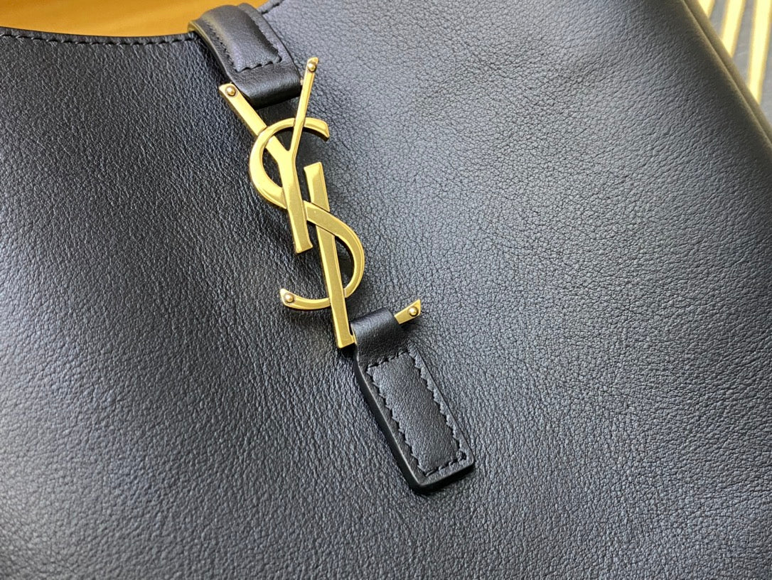 Saint Laurent Le 5 à 7 Soft Small Hobo Bag in Smooth Leather - Navy Blue