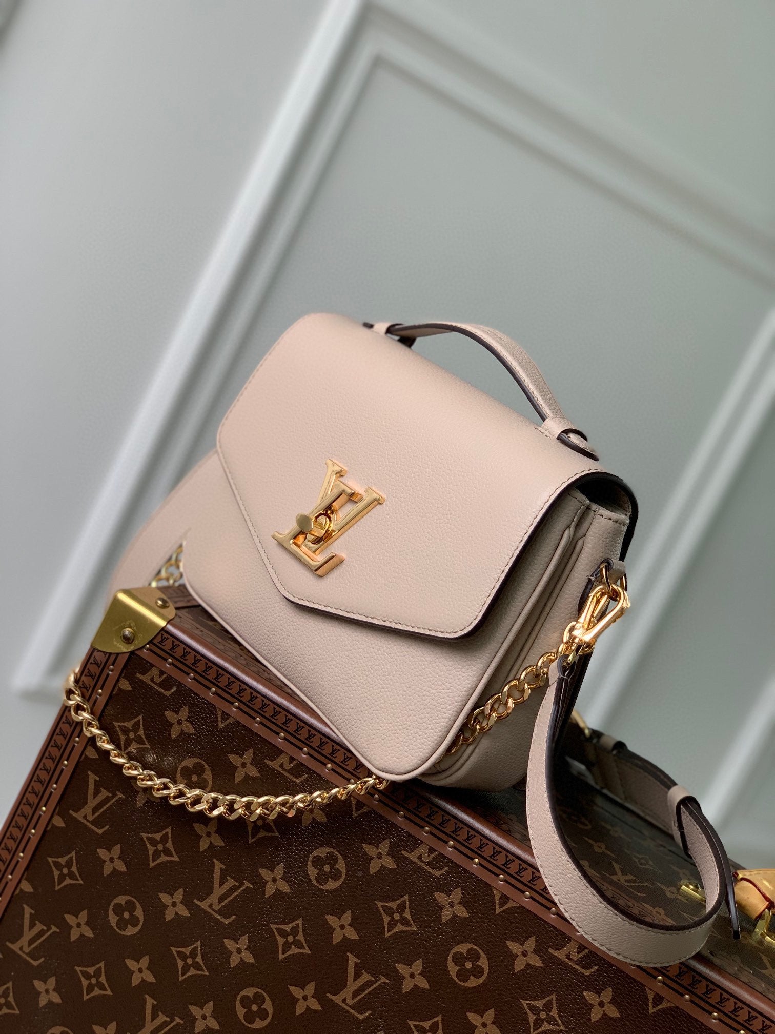 Elegant Blush Pink Crossbody Handbag with Gold Chain Strap and Gold-Tone Logo Clasp