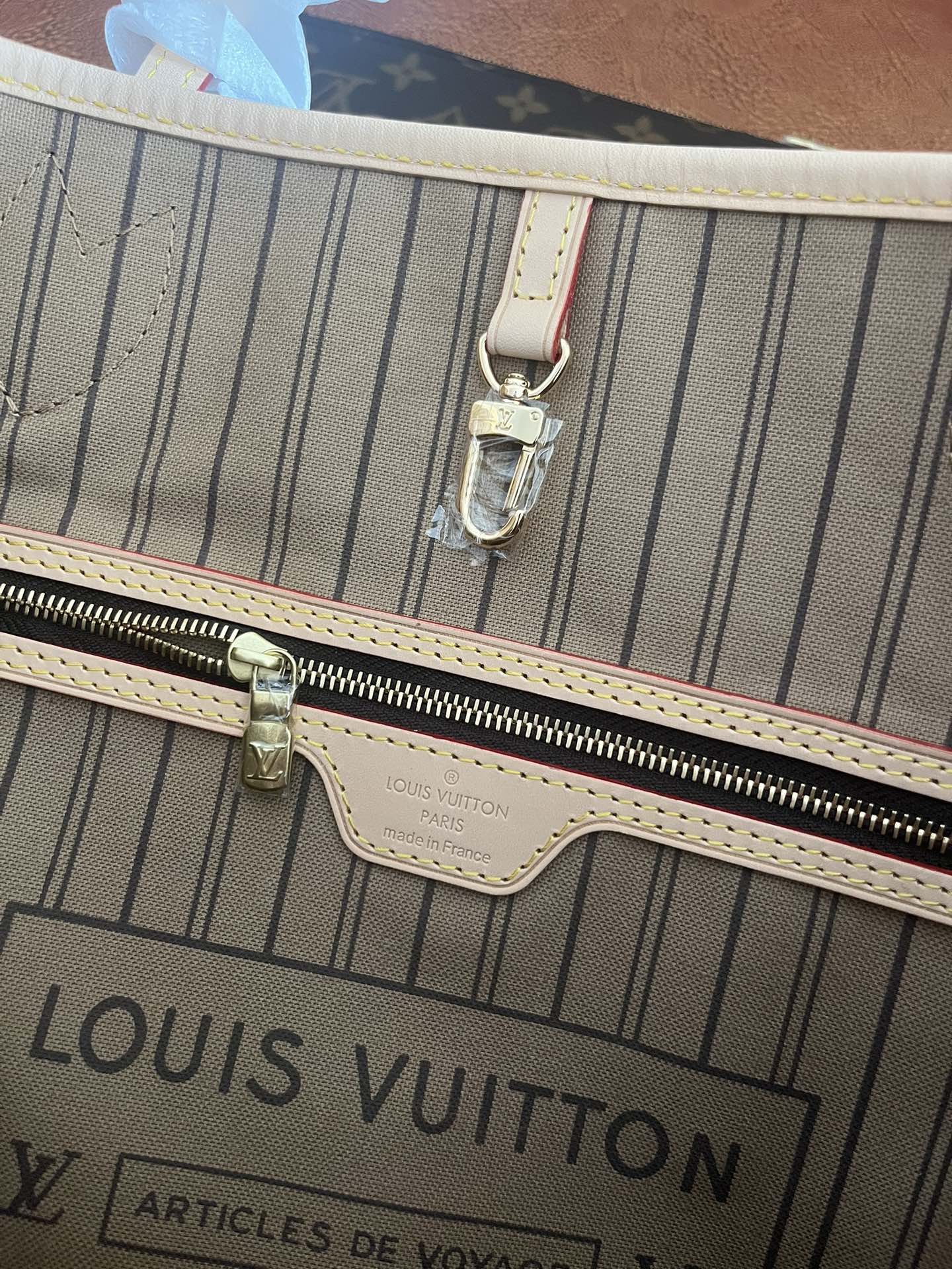 Louis Vuitton Neverfull MM Monogram Canvas Tote Bag with Pouch