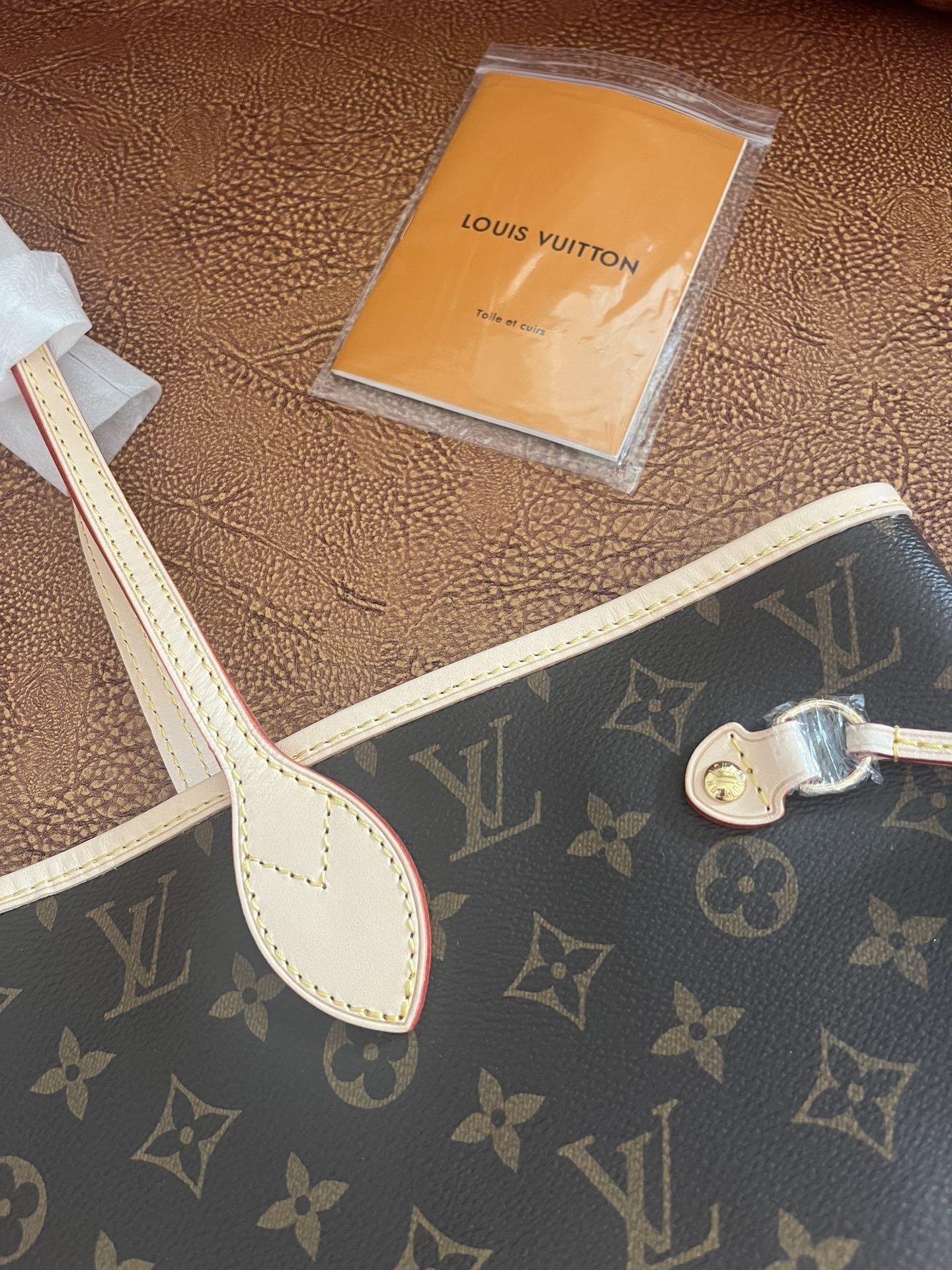 Louis Vuitton Monogram Neverfull MM Tote Bag with Detachable Pouch