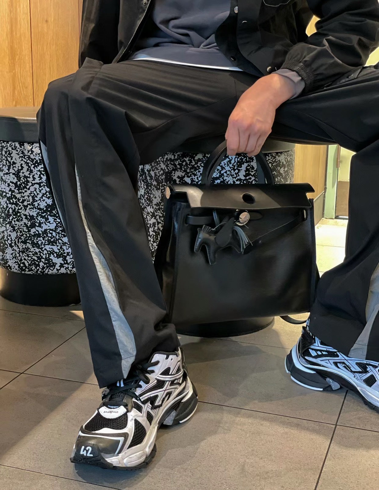 Modern Black Structured Handbag - Elegant Top-Handle Tote for Everyday Use