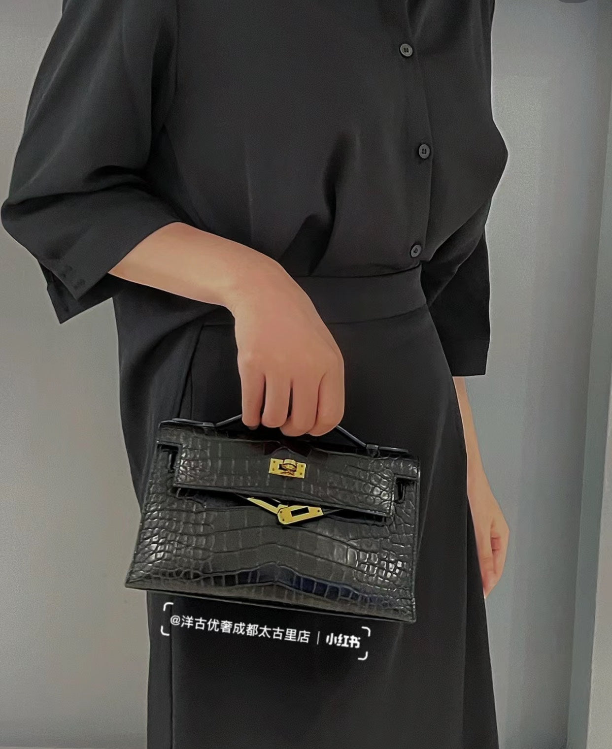 Luxury Black Crocodile-Embossed Leather Top-Handle Bag with Gold Hardware