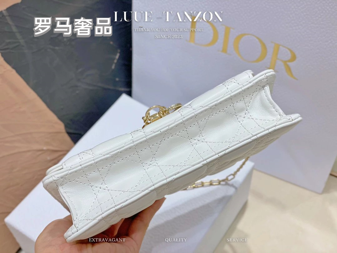 Elegant White Quilted Shoulder Bag with Gold-Tone Chain and Pearl Detail